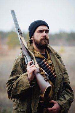 Sakallı avcı ormanda yürüyüş profesyonel ekipman ile