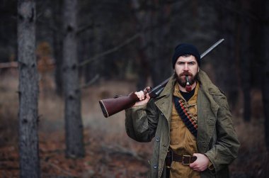 Sakallı avcı ormanda yürüyüş profesyonel ekipman ile