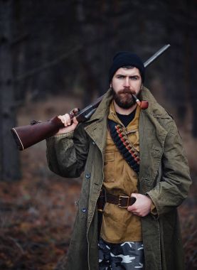 Sakallı avcı ormanda yürüyüş profesyonel ekipman ile