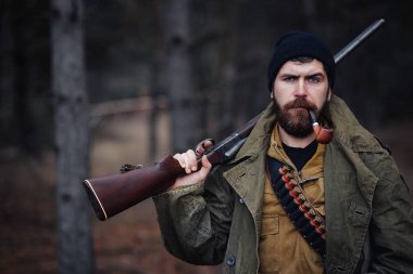 Sakallı avcı ormanda yürüyüş profesyonel ekipman ile