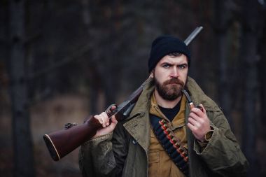 Sakallı avcı ormanda yürüyüş profesyonel ekipman ile