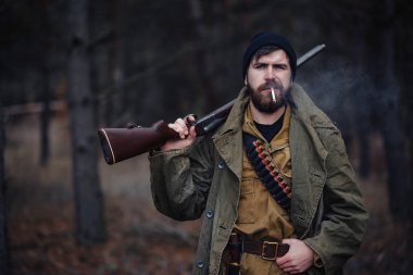 Sakallı avcı ormanda yürüyüş profesyonel ekipman ile