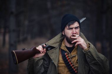 Sakallı avcı ormanda yürüyüş profesyonel ekipman ile