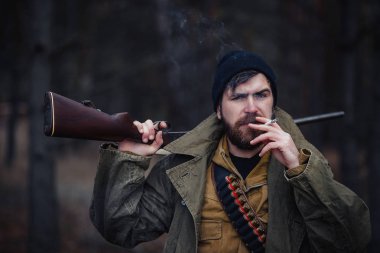 Sakallı avcı ormanda yürüyüş profesyonel ekipman ile