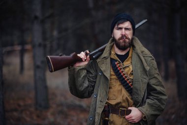 Sakallı avcı ormanda yürüyüş profesyonel ekipman ile