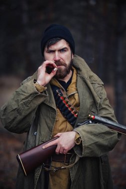 Sakallı avcı ormanda yürüyüş profesyonel ekipman ile