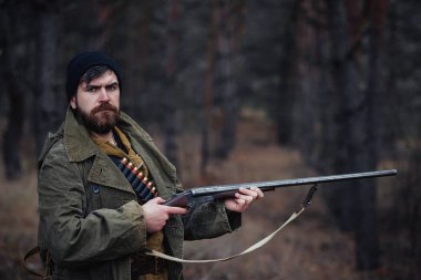 Sakallı avcı ormanda yürüyüş profesyonel ekipman ile