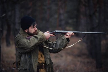 Sakallı avcı ormanda yürüyüş profesyonel ekipman ile
