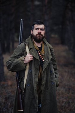 Sakallı avcı ormanda yürüyüş profesyonel ekipman ile