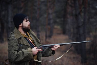 Sakallı avcı ormanda yürüyüş profesyonel ekipman ile