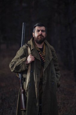 Sakallı avcı ormanda yürüyüş profesyonel ekipman ile