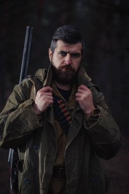 Sakallı avcı ormanda yürüyüş profesyonel ekipman ile
