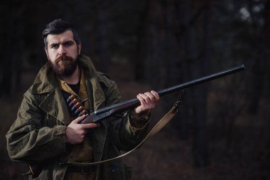 Sakallı avcı ormanda yürüyüş profesyonel ekipman ile