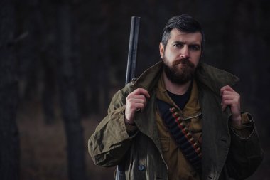 Sakallı avcı ormanda yürüyüş profesyonel ekipman ile