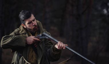 Sakallı avcı ormanda yürüyüş profesyonel ekipman ile