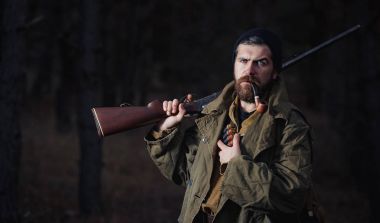 Sakallı avcı ormanda yürüyüş profesyonel ekipman ile