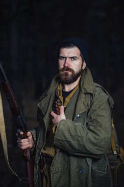 Sakallı avcı ormanda yürüyüş profesyonel ekipman ile