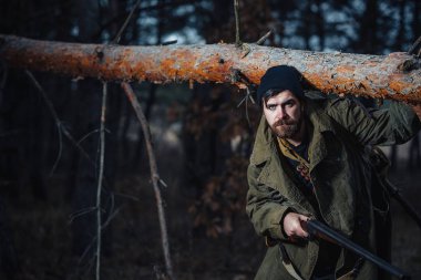 Sakallı avcı ormanda yürüyüş profesyonel ekipman ile