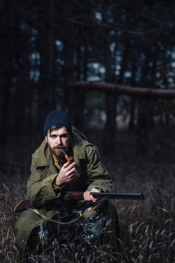 Sakallı avcı ormanda yürüyüş profesyonel ekipman ile