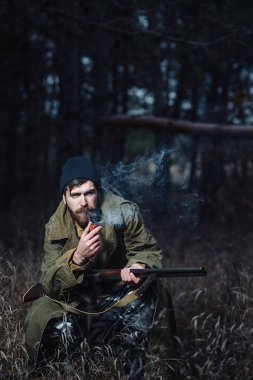 Sakallı avcı ormanda yürüyüş profesyonel ekipman ile
