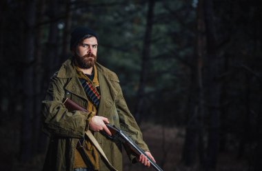 Sakallı avcı ormanda yürüyüş profesyonel ekipman ile