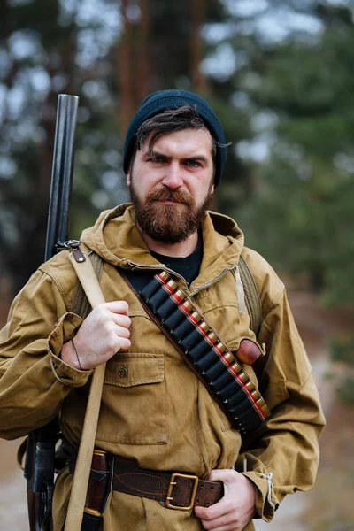 Sakallı avcı ormanda yürüyüş profesyonel ekipman ile