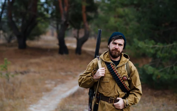 Sakallı avcı ormanda yürüyüş profesyonel ekipman ile
