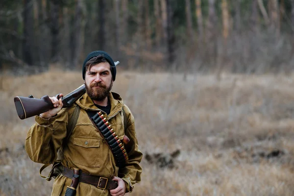 Sakallı avcı ormanda yürüyüş profesyonel ekipman ile