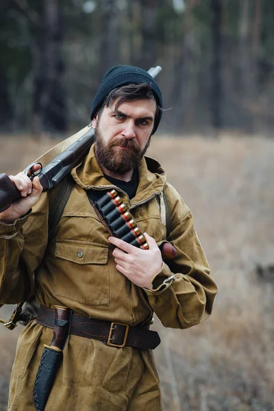 Sakallı avcı ormanda yürüyüş profesyonel ekipman ile