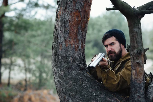 Sakallı avcı ormanda yürüyüş profesyonel ekipman ile