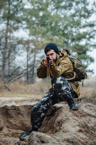 Cazador barbudo con equipo profesional caminando por el bosque — Foto de Stock