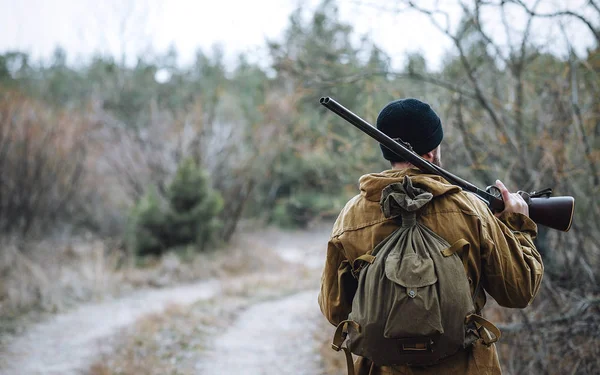 Bebaarde hunter met professionele apparatuur, wandelen in het bos — Stockfoto