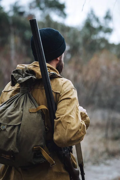 Szakállas vadász séta az erdőben professzionális felszerelés segítségével — Stock Fotó
