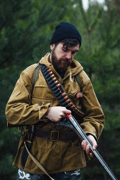 Sakallı avcı ormanda yürüyüş profesyonel ekipman ile