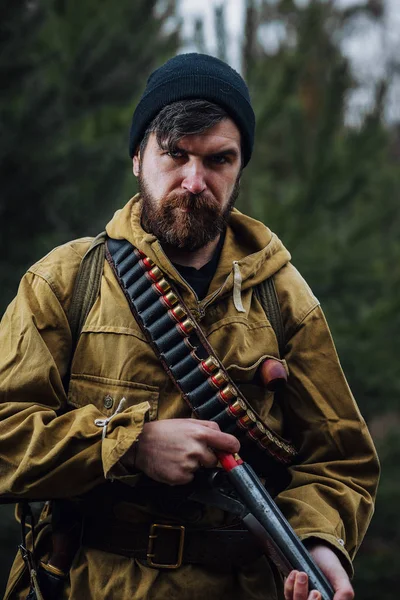Sakallı avcı ormanda yürüyüş profesyonel ekipman ile