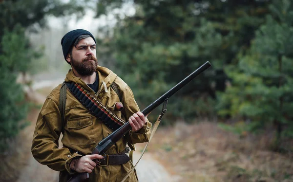 Sakallı avcı ormanda yürüyüş profesyonel ekipman ile