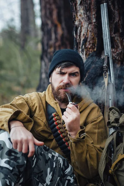 Sakallı avcı ormanda yürüyüş profesyonel ekipman ile