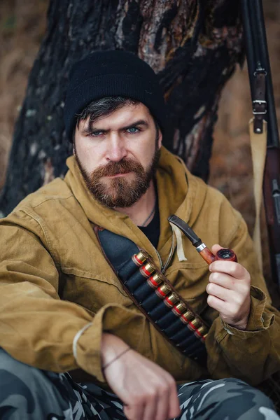 Sakallı avcı ormanda yürüyüş profesyonel ekipman ile