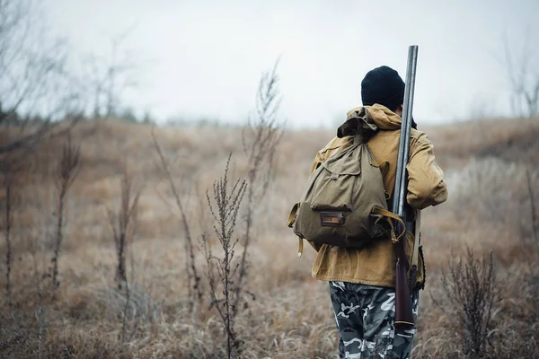 Sakallı avcı ormanda yürüyüş profesyonel ekipman ile