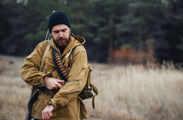 Sakallı avcı ormanda yürüyüş profesyonel ekipman ile