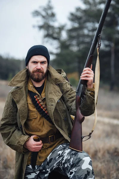Sakallı avcı ormanda yürüyüş profesyonel ekipman ile