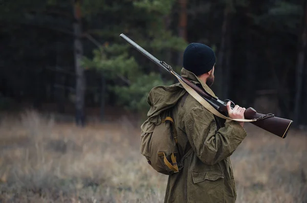 Bebaarde hunter met professionele apparatuur, wandelen in het bos — Stockfoto