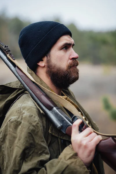 Sakallı avcı ormanda yürüyüş profesyonel ekipman ile