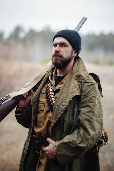 Sakallı avcı ormanda yürüyüş profesyonel ekipman ile