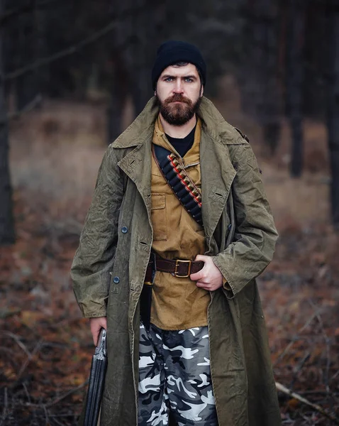 Sakallı avcı ormanda yürüyüş profesyonel ekipman ile