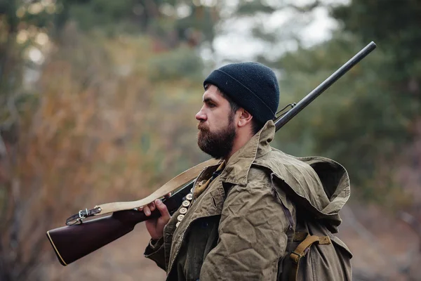 Sakallı avcı ormanda yürüyüş profesyonel ekipman ile