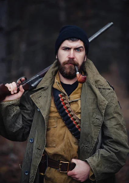 Sakallı avcı ormanda yürüyüş profesyonel ekipman ile