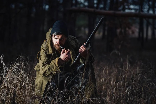 Vousatý lovec s profesionálním vybavením, v lese — Stock fotografie