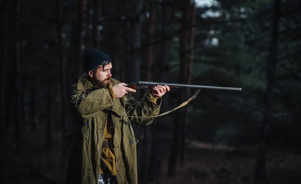 Szakállas vadász séta az erdőben professzionális felszerelés segítségével — Stock Fotó