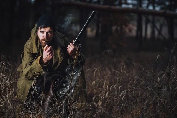 Sakallı avcı ormanda yürüyüş profesyonel ekipman ile